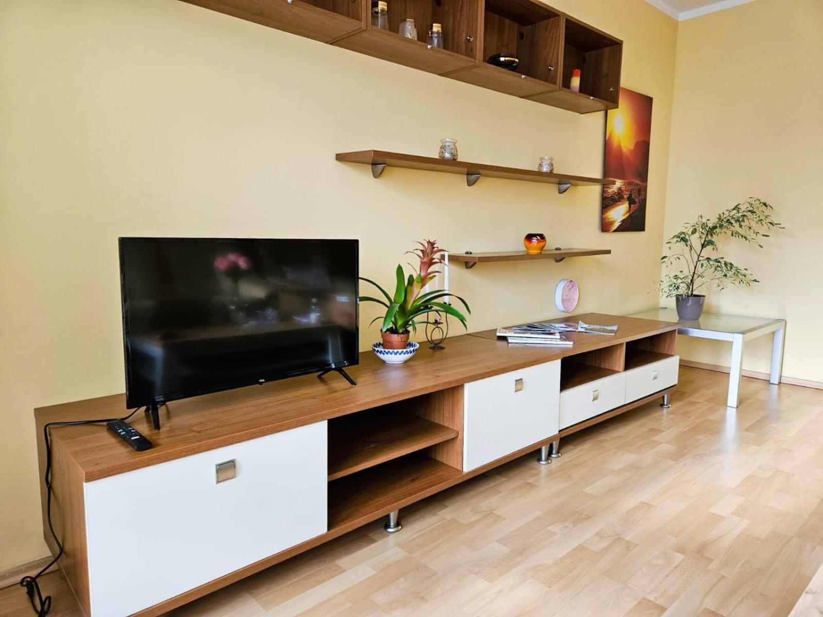 Family For 6, 10mins To Centre, Free Parking, Quiet Location, New Furniture, Balcony * Prag