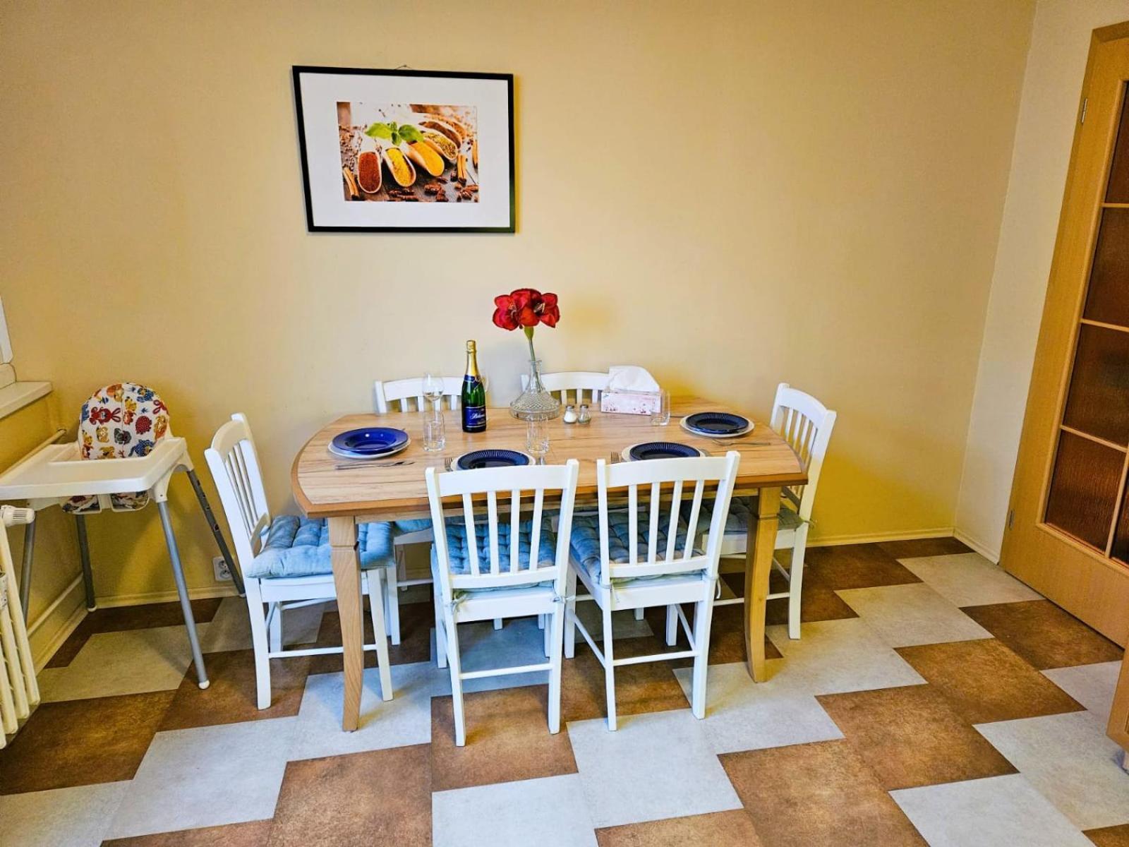 Apartment Family For 6, 10mins To Centre, Free Parking, Quiet Location, New Furniture, Balcony Prag