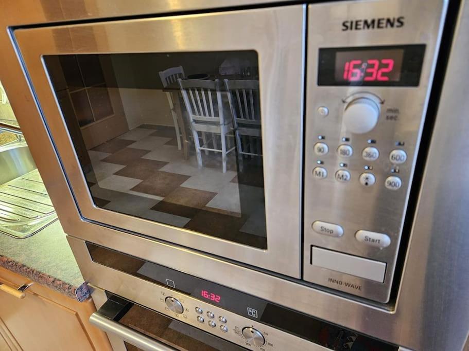 Family For 6, 10mins To Centre, Free Parking, Quiet Location, New Furniture, Balcony Prag