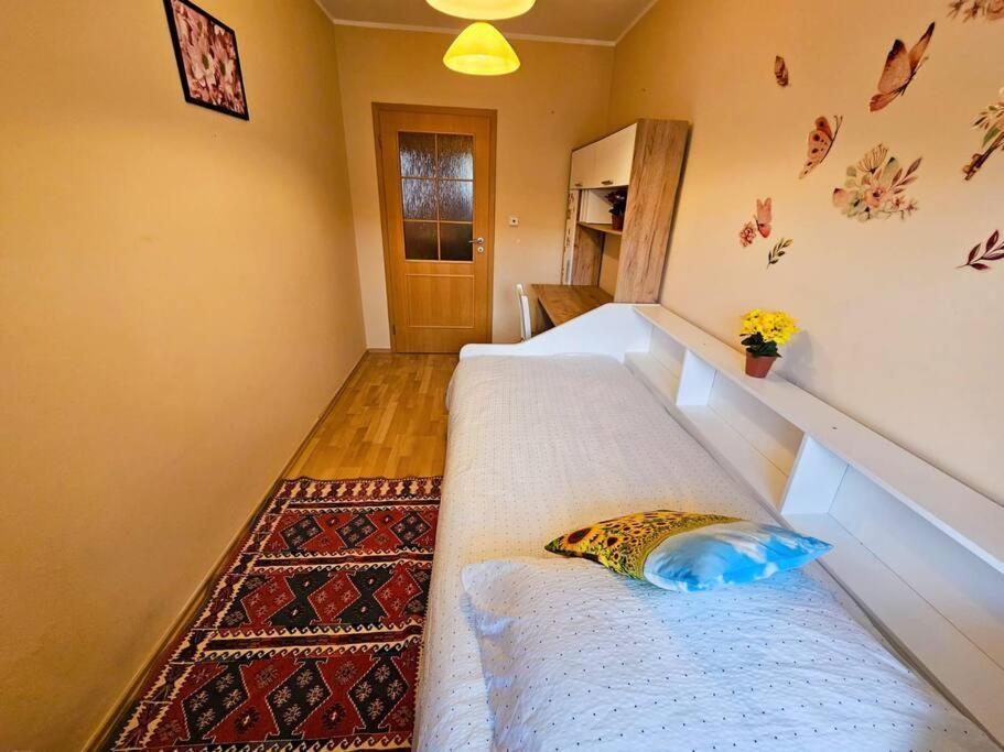 Apartment Family For 6, 10mins To Centre, Free Parking, Quiet Location, New Furniture, Balcony Prag