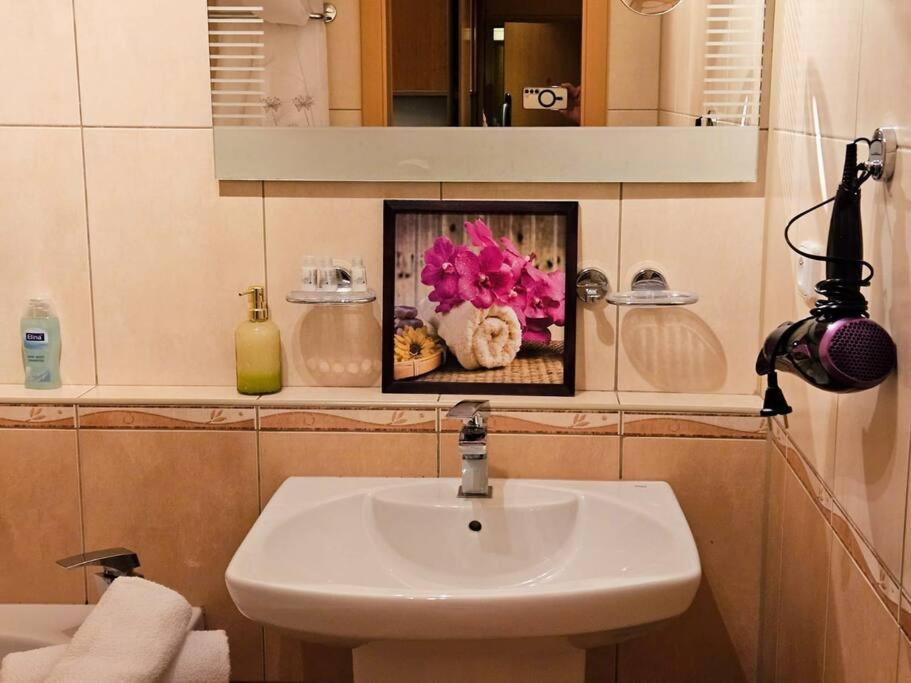 Apartment Family For 6, 10mins To Centre, Free Parking, Quiet Location, New Furniture, Balcony Prag
