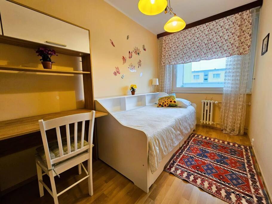 Family For 6, 10mins To Centre, Free Parking, Quiet Location, New Furniture, Balcony Prag