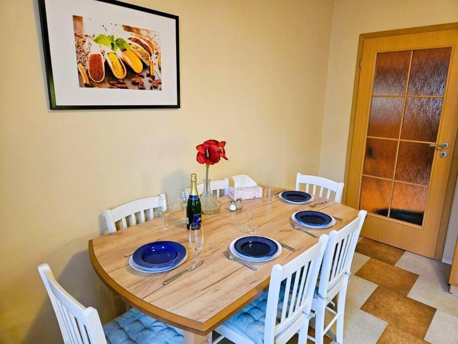 Apartment Family For 6, 10mins To Centre, Free Parking, Quiet Location, New Furniture, Balcony Prag