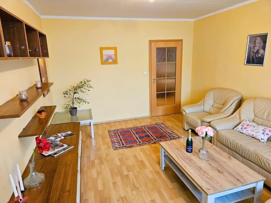 Family For 6, 10mins To Centre, Free Parking, Quiet Location, New Furniture, Balcony * Prag