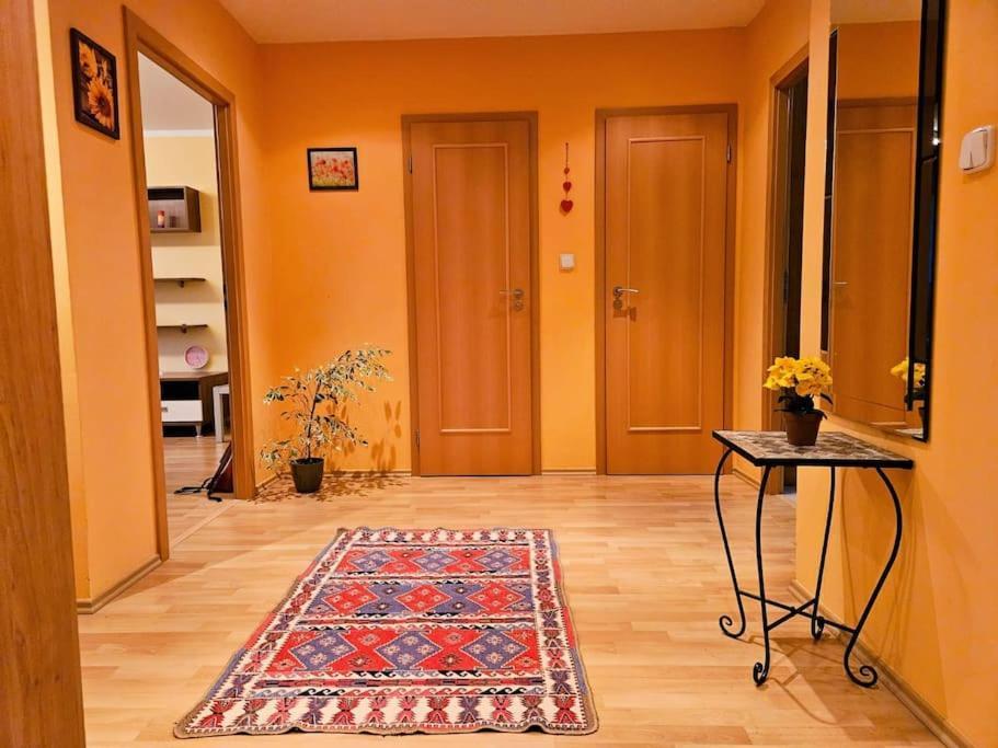 Apartment Family For 6, 10mins To Centre, Free Parking, Quiet Location, New Furniture, Balcony Prag
