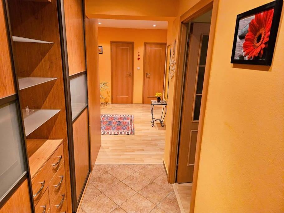 Family For 6, 10mins To Centre, Free Parking, Quiet Location, New Furniture, Balcony Apartment Prag