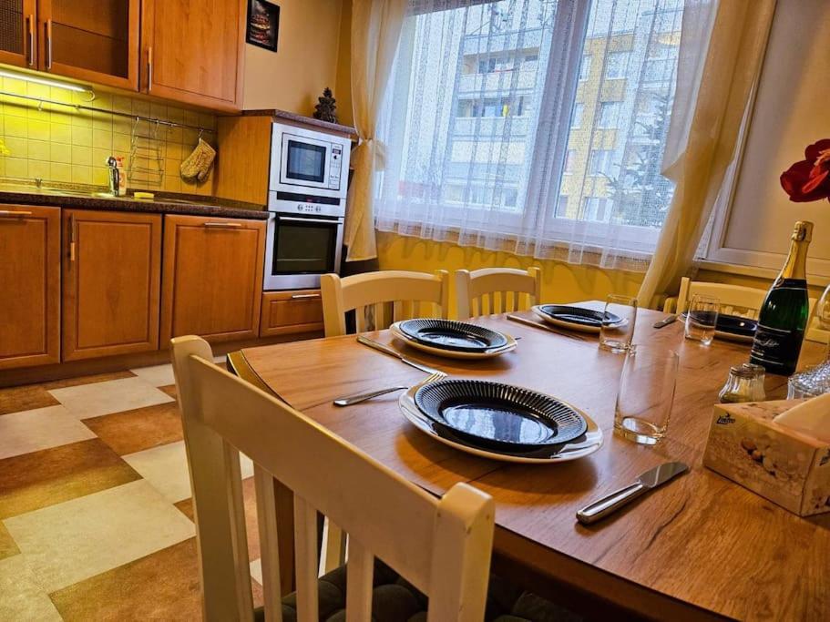 Family For 6, 10mins To Centre, Free Parking, Quiet Location, New Furniture, Balcony Prag