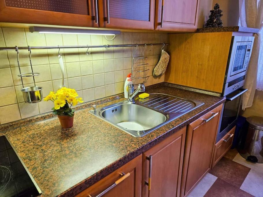 Family For 6, 10mins To Centre, Free Parking, Quiet Location, New Furniture, Balcony * Prag