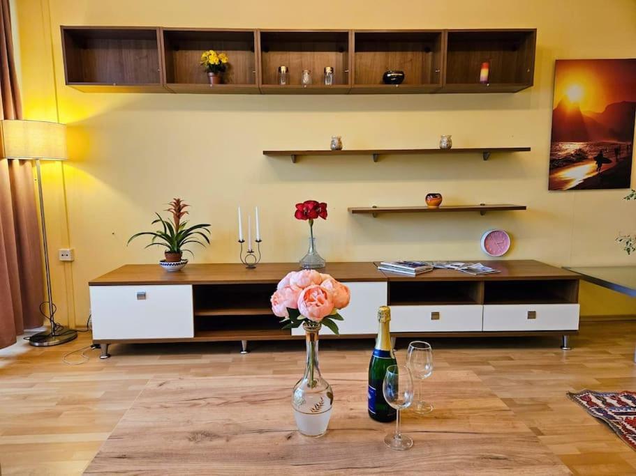 Family For 6, 10mins To Centre, Free Parking, Quiet Location, New Furniture, Balcony * Prag