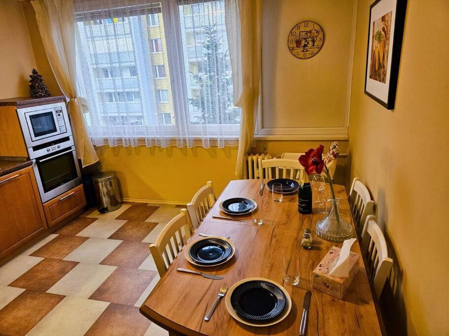 Family For 6, 10mins To Centre, Free Parking, Quiet Location, New Furniture, Balcony Prag