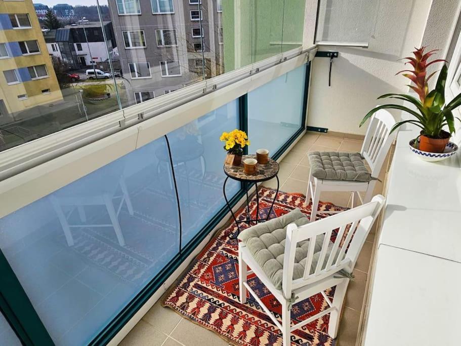 Apartment Family For 6, 10mins To Centre, Free Parking, Quiet Location, New Furniture, Balcony Prag