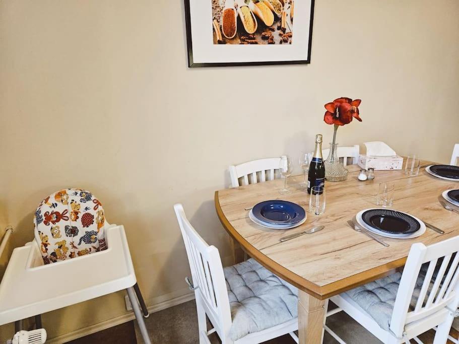 Family For 6, 10mins To Centre, Free Parking, Quiet Location, New Furniture, Balcony * Prag