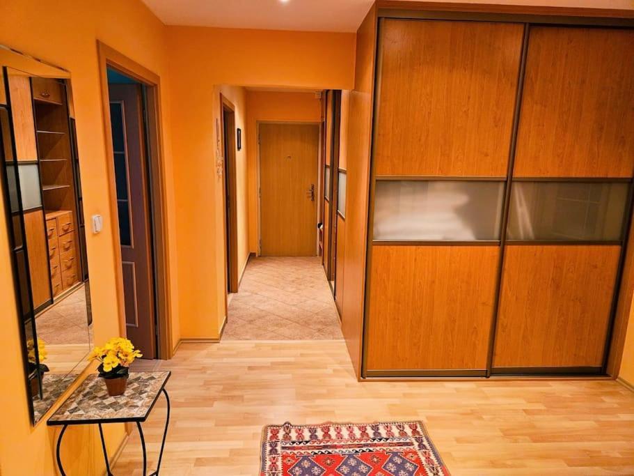 Apartment Family For 6, 10mins To Centre, Free Parking, Quiet Location, New Furniture, Balcony Prag